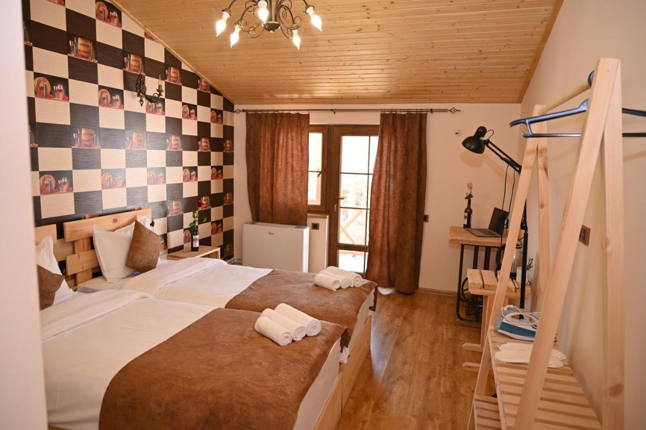 Berkri Gastro Yard & Guest House Yenokavan 外观 照片