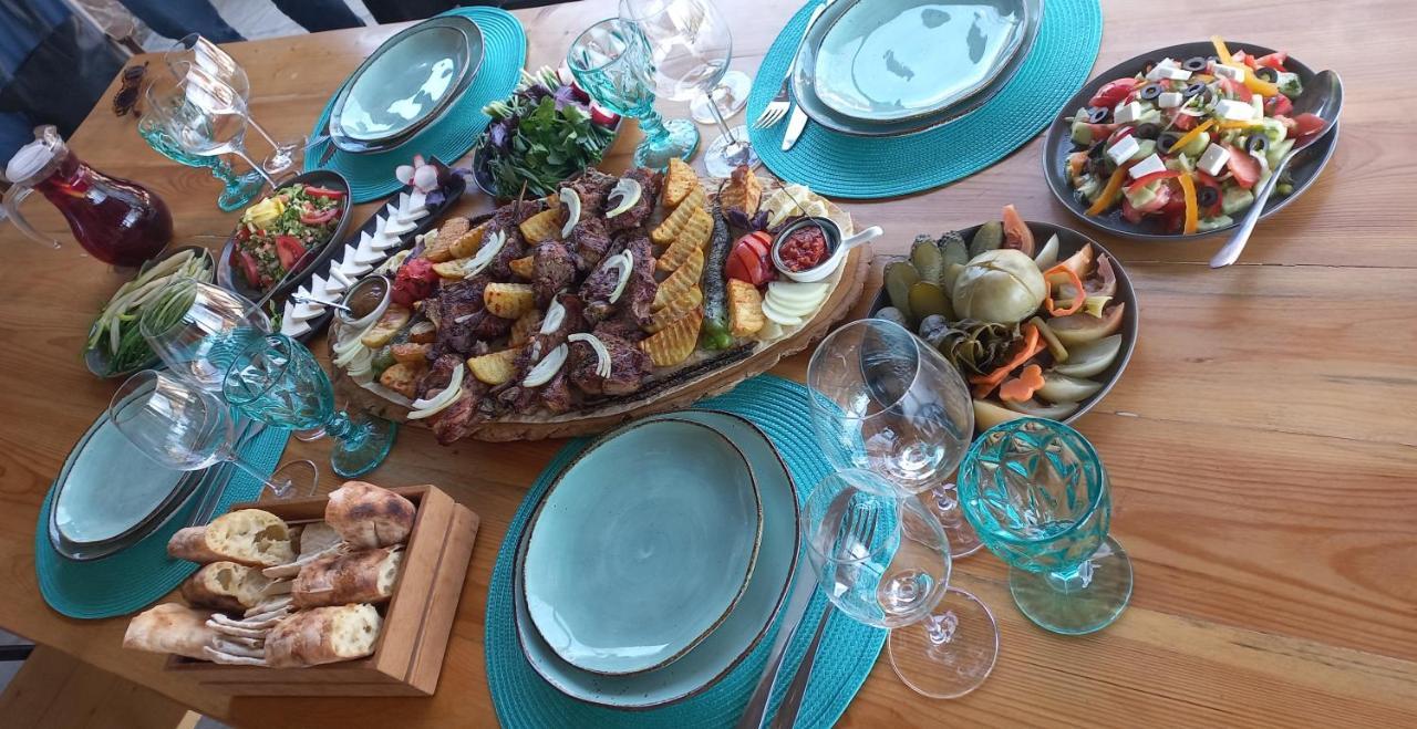 Berkri Gastro Yard & Guest House Yenokavan 外观 照片