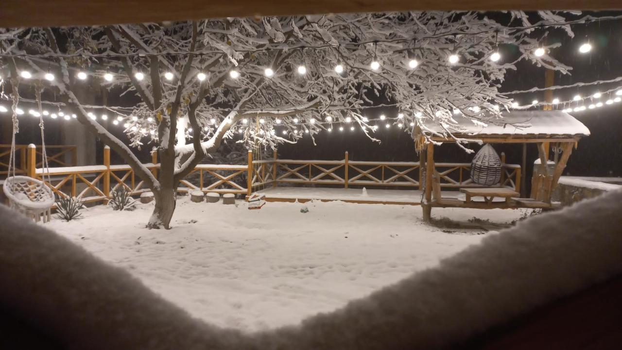 Berkri Gastro Yard & Guest House Yenokavan 外观 照片