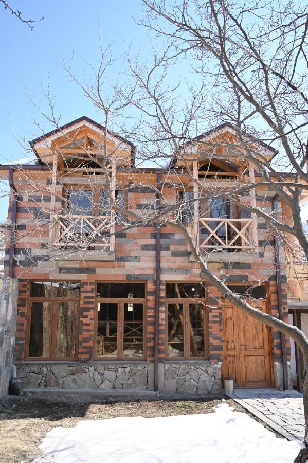 Berkri Gastro Yard & Guest House Yenokavan 外观 照片