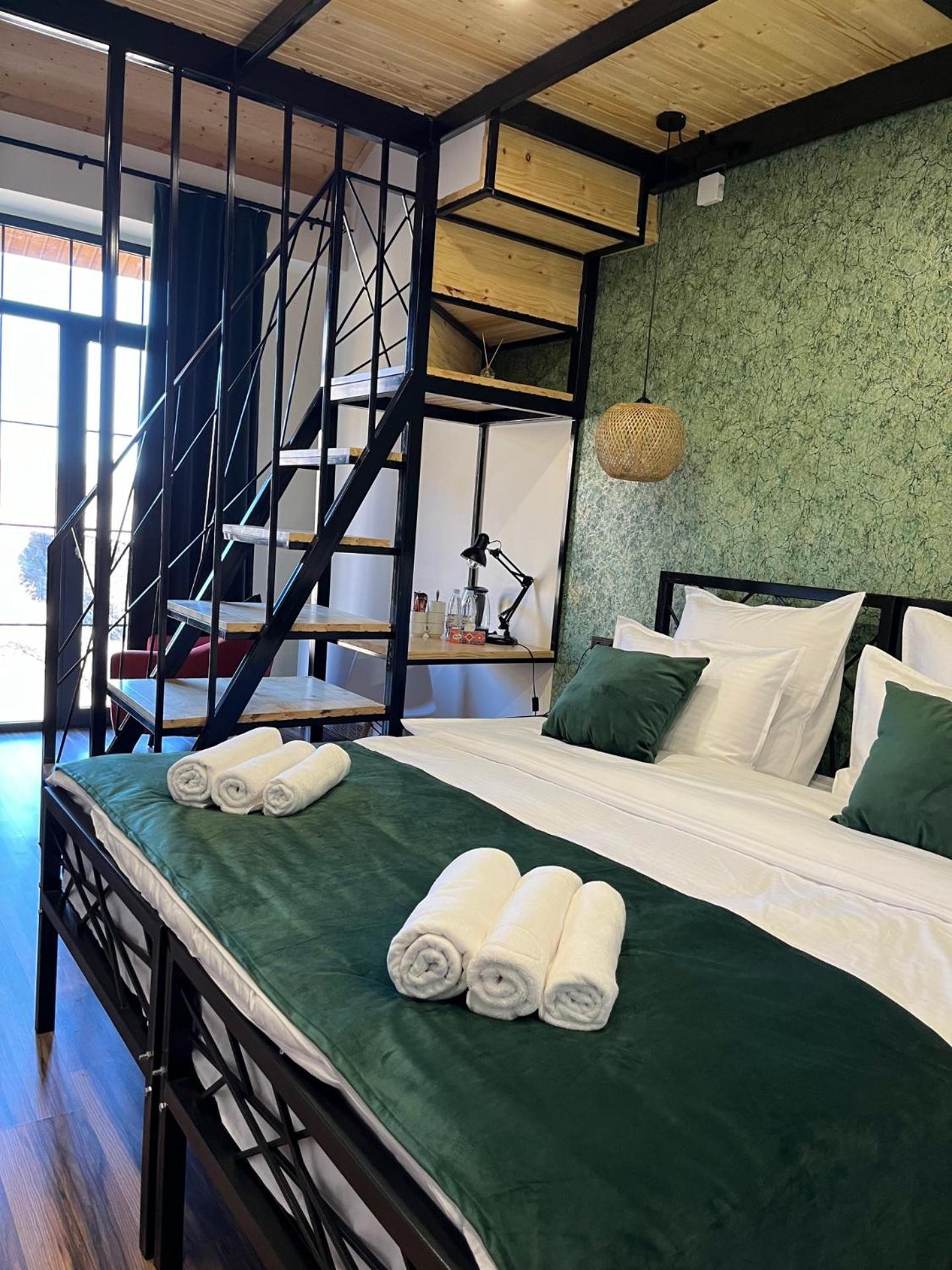 Berkri Gastro Yard & Guest House Yenokavan 外观 照片