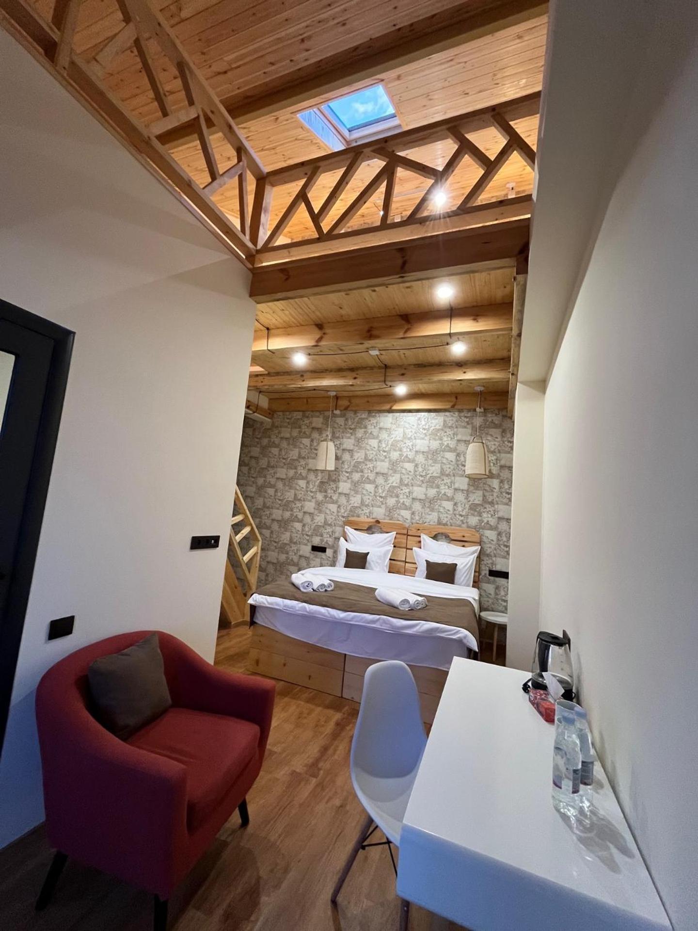 Berkri Gastro Yard & Guest House Yenokavan 外观 照片
