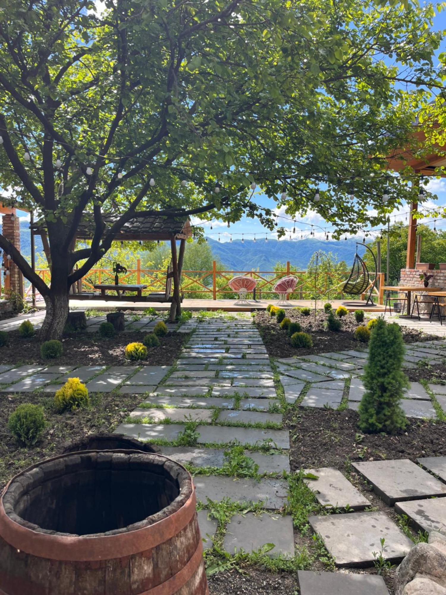 Berkri Gastro Yard & Guest House Yenokavan 外观 照片