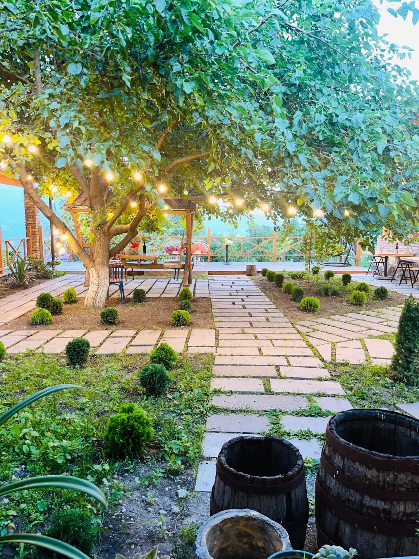Berkri Gastro Yard & Guest House Yenokavan 外观 照片